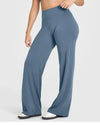 Pantalon Butter — silhouette complète en mouvement